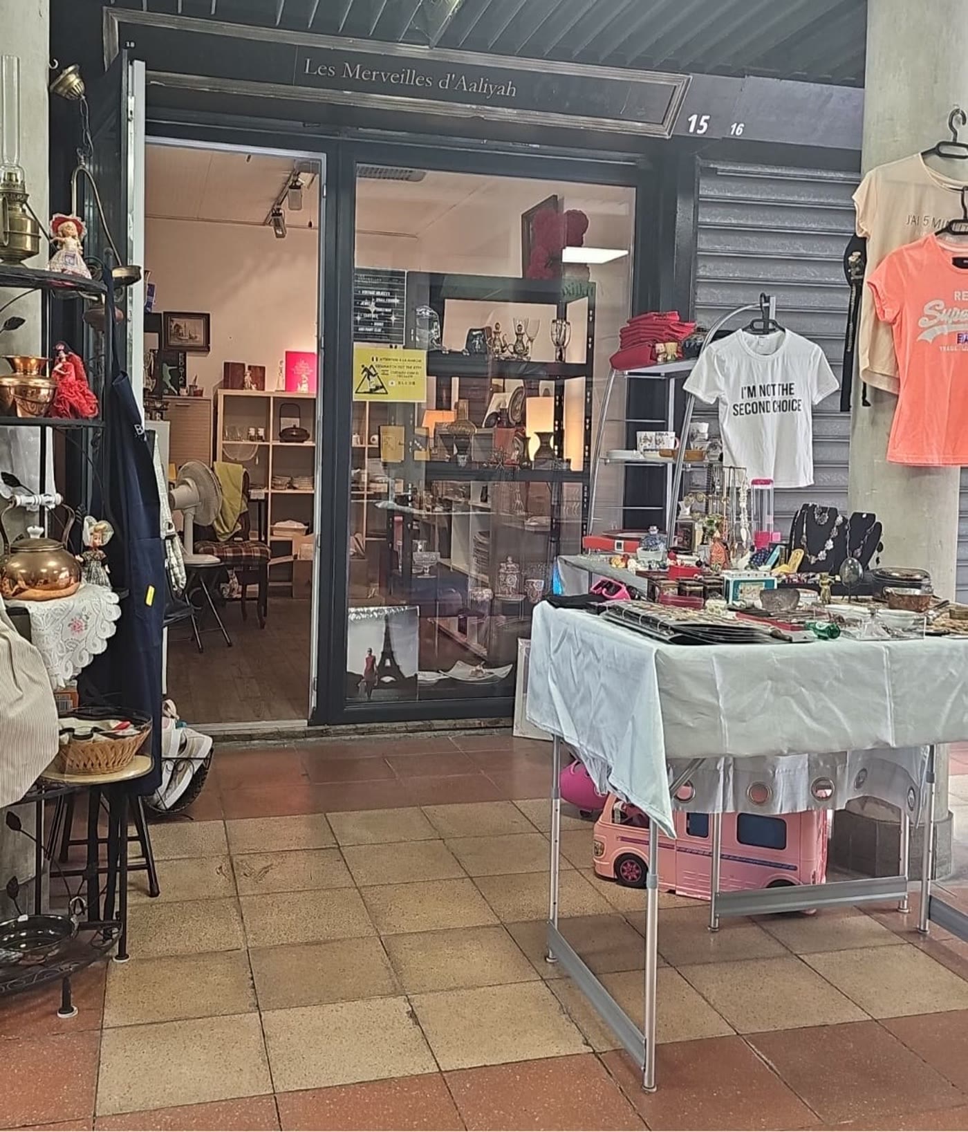 Le stand Les Merveilles d'Aaliyah, Galerie Malassis, Puces de Saint-Ouen-sur-Seine